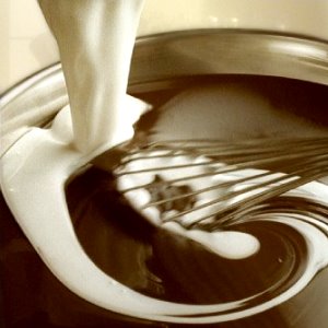 Come trasformare il cioccolato fondente in cioccolato al latte