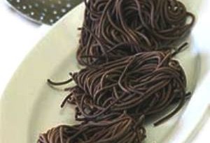 Cucinare con il cioccolato gli spaghetti al cacao